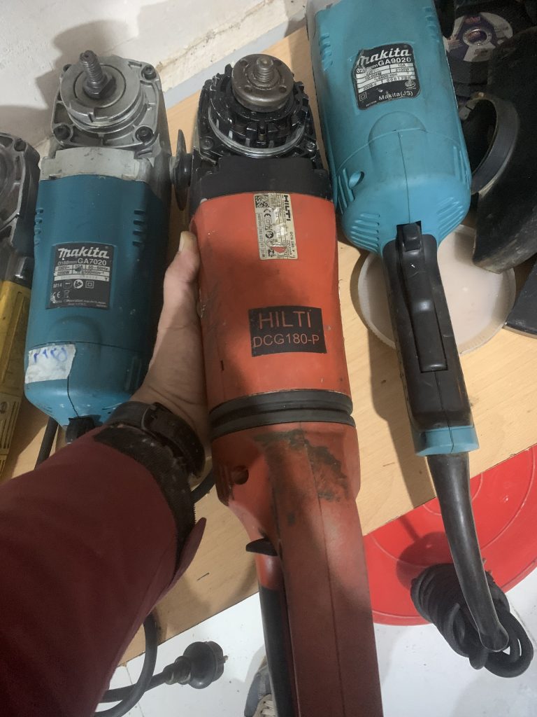 سنگ فرز فوق صنعتی هلتی _2200وات استوک در حد اک با دستە کلید چرخشی DCG 180-P HILTI