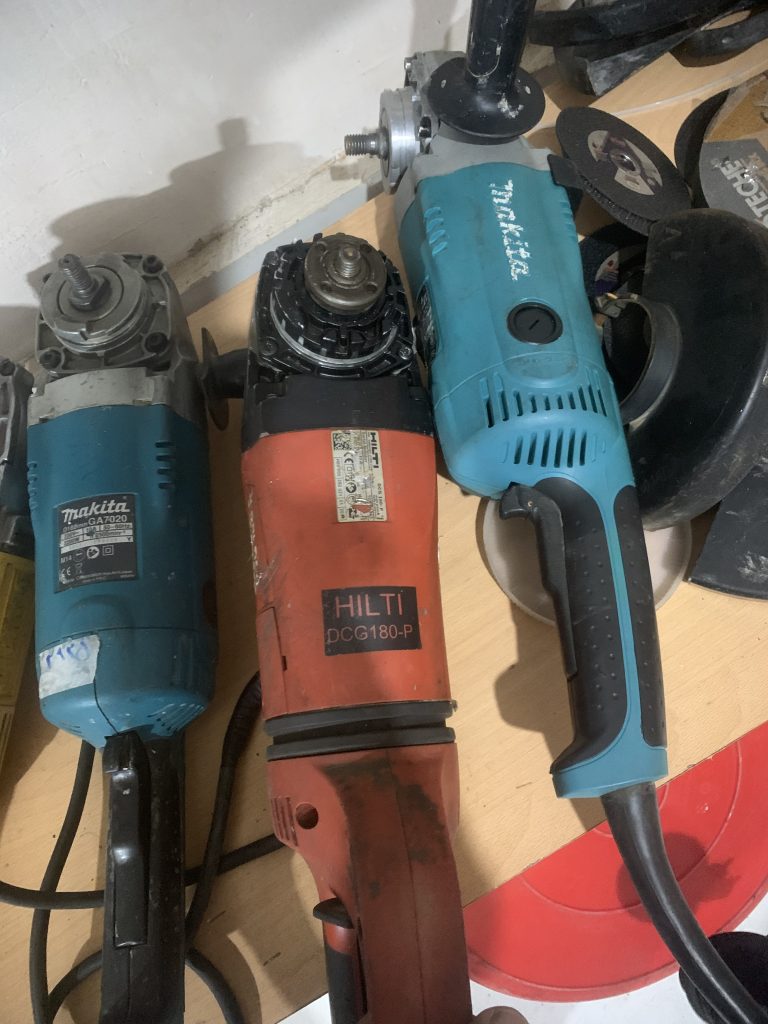 سنگ فرز فوق صنعتی هلتی _2200وات استوک در حد اک با دستە کلید چرخشی DCG 180-P HILTI