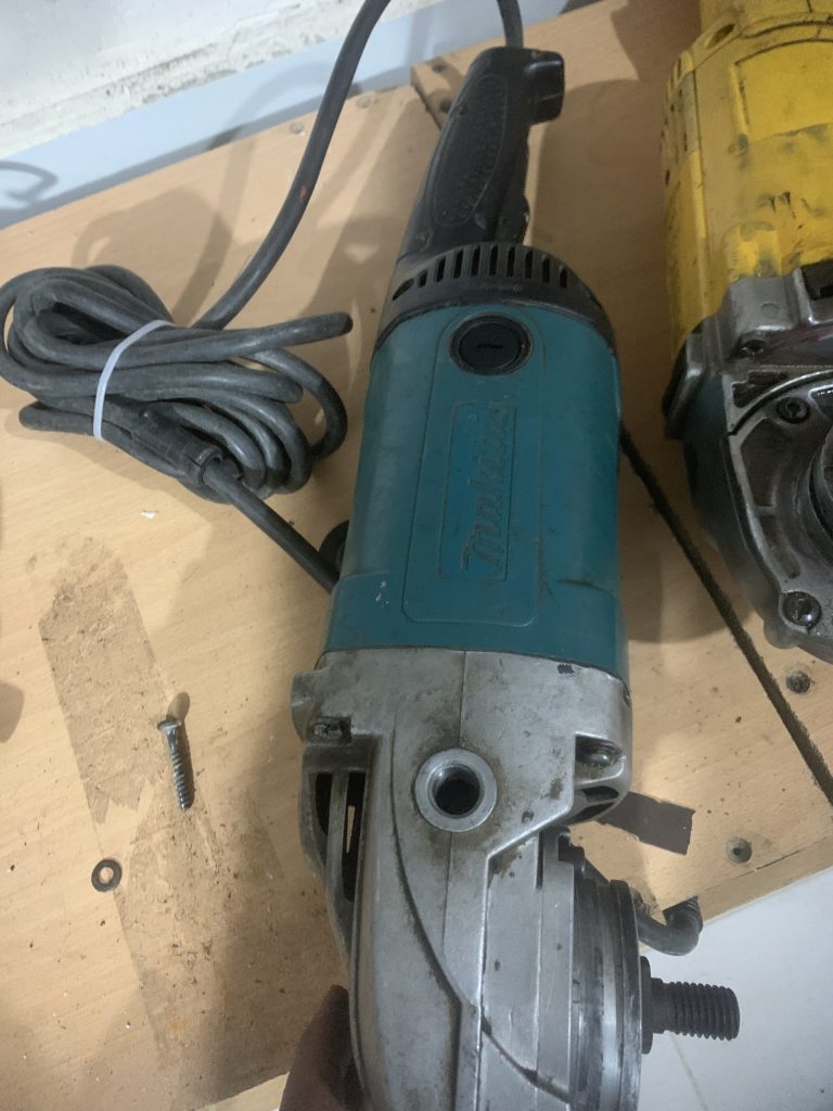 سنگ فرز GA7040 اهنگری 2600وات ماکیتا اصل ژاپن استوک در حد فنی مشابە اکبند